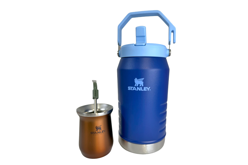 Combo Stanley para amantes del mate y de las aventuras en campo | IceFlow Flip Straw Jug 1.4L + Bombilla de precisión para Mate + Mate Mug 236ml